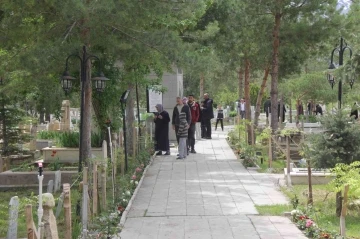Pandemiyle geçen iki yılın ardından mezarlıklar ziyaretçilerle doldu
