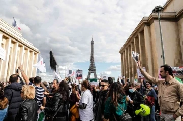 Paris’te Mahsa Amini’nin ölümü protesto edildi
