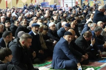 Paris'te 2 bin Müslüman bayram namazını kapalı spor salonunda kıldı