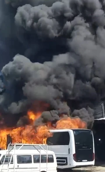 Park halindeki otobüs alev alev yandı

