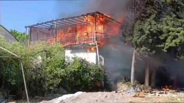 Pendik’te 2 katlı bina alev alev yandı
