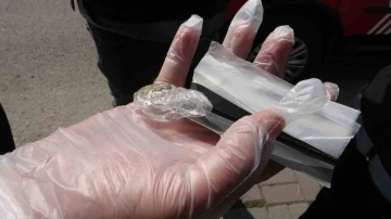 Pendik’te denetim esnasında taksideki bir yolcuda uyuşturucu madde ele geçirildi
