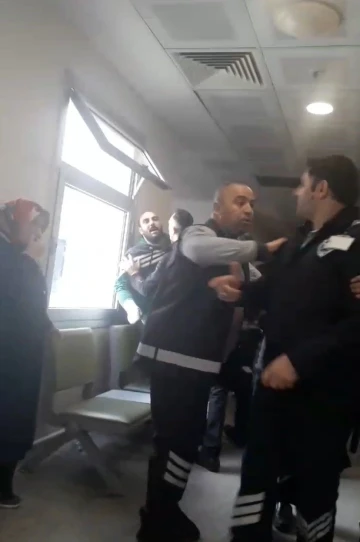Pendik’te hastanede sıra kavgası: Güvenlik görevlisine hakaretler savurdu
