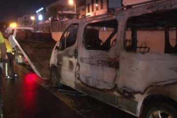 Pendik’te seyir halindeki minibüs alev alev yandı