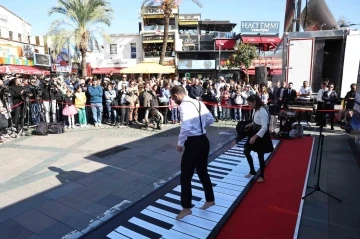 Piyanonun ustaları hünerlerini sokakta sergiledi
