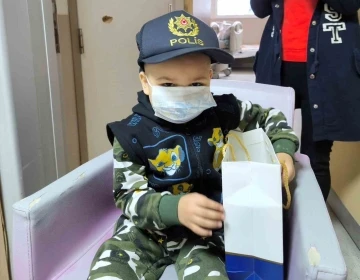 Polis şapkası isteyen küçük Çağatay’a İzmir polisinden sürpriz
