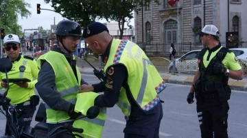 Polis ve jandarmadan motosiklet sürücülerine yelek hediyesi
