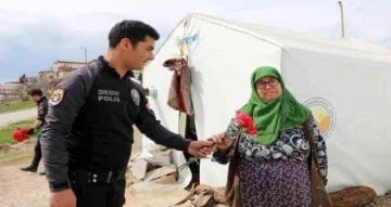 Polisler depremzede kadınların ’Kadınlar Günü’nü kutladı