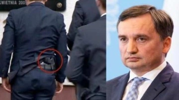 Polonya Adalet Bakanı belinde silahla görüntülendi