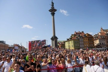 Polonya'da binlerce kişiden hükümet karşıtı protesto