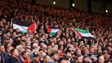 Premier Lig maçında tribünlerde Filistin bayrakları!