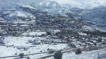 Pülümür’de kar yağışı kenti beyaza bürüdü
