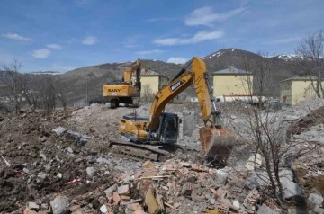 Pülümür ilçesinde ağır hasarlı binaların yıkımı devam ediyor