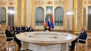 Putin, Aliyev ve Paşinyan'la Moskova'da görüştü