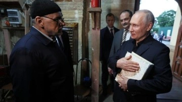 Putin hediye edilen Kur'an-ı göğsüne koyup İsveç'e gönderme yaptı!