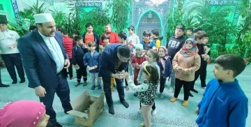 Rektör Aktekin, teravih namazına gelen  çocukları hediyelerle sevindirdi
