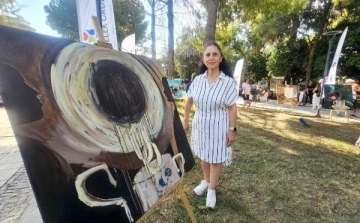 Ressam Özkan, 'Kahve Bahane' sergisini parkta açtı