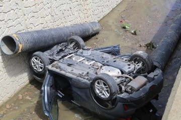 Rize'de park halindeki araca çarpan otomobil dereye uçtu: 2 yaralı