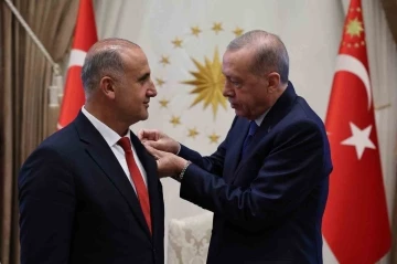 Rozetini, Cumhurbaşkanı Erdoğan taktı
