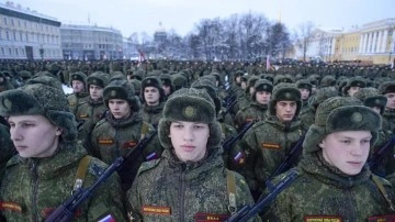 Rusya'da askerlik için tavan yaşı yükselecek