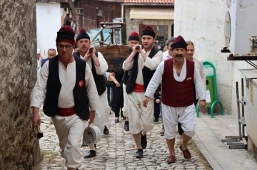 Safranbolu’da itfaiyeciler tulumbacı kıyafetleriyle turistlerin dikkatini çekti
