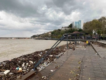 Sağanak sonrası Zonguldak sahilinde kirlilik oluştu
