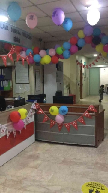 Sağlık çalışanları miniklerin bayramını kutladı
