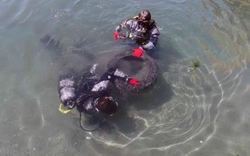 Sahil Güvenlik ve polis dalgıçları Kadın Azmağını temizledi
