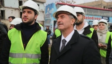 Şahinbey Belediye Başkanı Tahmazoğlu üniversite öğrencileriyle yıkım çalışmasını inceledi