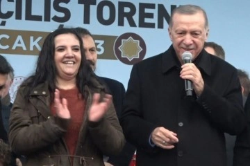 Gaziantepli kadın Sahneye çıkıp Cumhurbaşkanı Erdoğan ile şarkı söyledi
