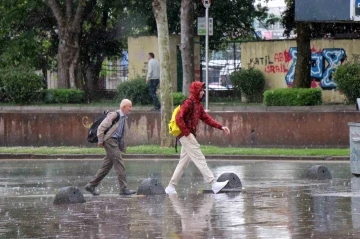 Sakarya’da yağmura hazırlıksız yakalananlar ıslanmaktan kaçamadı
