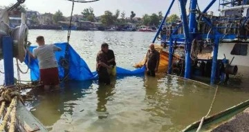 Sakarya’da balıkçı teknesi batma tehlikesi geçirdi