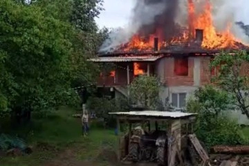 Sakarya'da iki katlı ev alev alev yandı