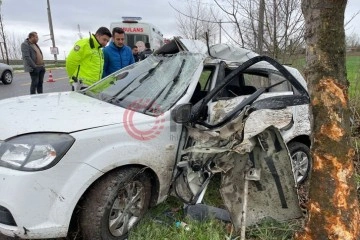 Sakarya’da otomobil ağaca çarptı: 1 ölü