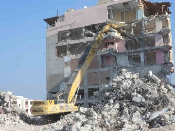 Samandağ’da depremden etkilenen binalar kontrollü olarak yıkılıyor
