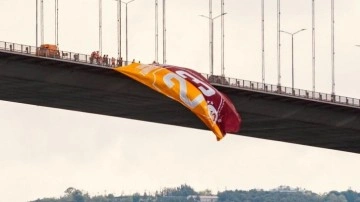 Şampiyon Galatasaray'ın bayrağı İstanbul Boğazı'nda