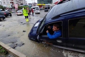 Samsun'da sel: Yollar çöktü, araçlar yolda kaldı