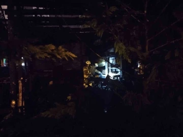 Sancaktepe’de dürümcü dükkanı alev alev yandı

