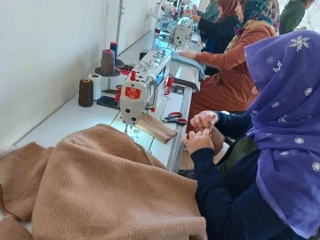 Şanlıurfa’da kadınlar depremzedeler için kazak örüyorlar
