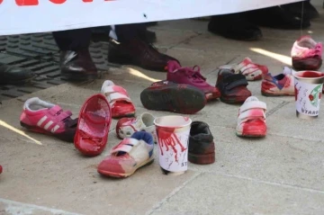 Şanlıurfa’da kanlı çocuk ayakkabıları ile Gazze’deki katliama dikkat çekildi
