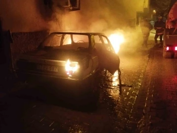 Şanlıurfa’da otomobil alev alev yandı
