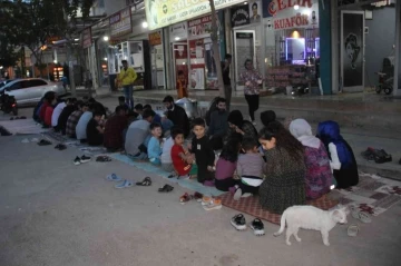 Şanlıurfa’da sokak ortasında iftar sofrası
