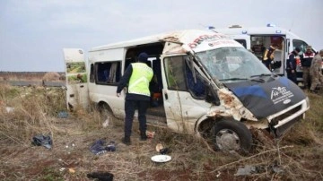 Şanlıurfa'da, tarım işçilerini taşıyan minibüs devrildi: 23 yaralı
