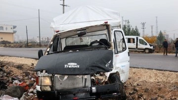 Şanlıurfa'da üç aracın karıştığı bir zincirleme kaza meydana geldi. 13 kişi yaralandı