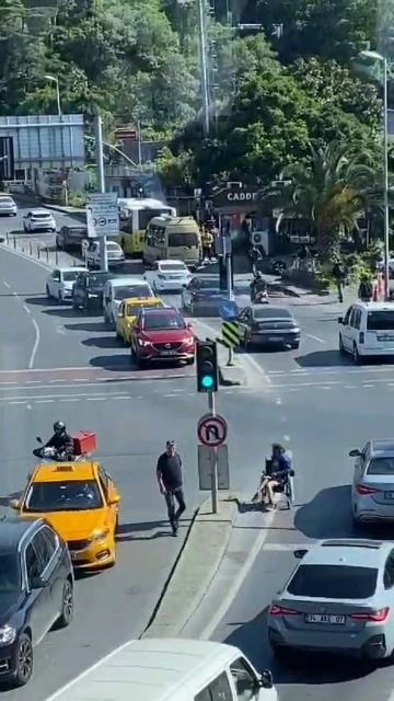 Sarıyer’de &quot;insanlık ölmemiş&quot; dedirten görüntü kamerada: Trafiğin ortasında kalan tekerlekli sandalyeli adamın yardımına koştu
