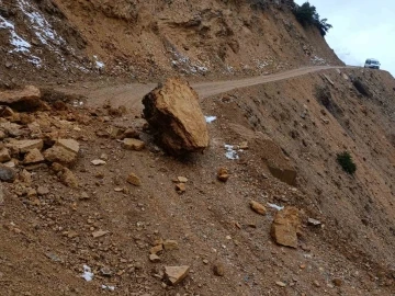 Sason’da yola düşen kaya parçaları köy yolunu ulaşıma kapattı
