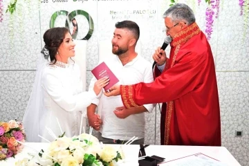 Savaş değil aşk kazandı, Ukraynalı ve Rus aşıklar Antalya’da evlendi
