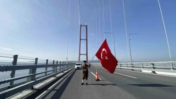 Şehitler için Çanakkale’ye yürüyen gazi torunu, Türk bayrağıyla 1915 Çanakkale Köprüsü’nü yürüyerek geçti

