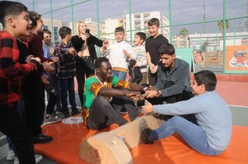 Senegalli Mustafa, Cizreli çocuklarla hem eğlendi hem de eğlendirdi
