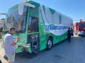 Serik Belediyespor takım otobüsü, otomobille çarpıştı: 1 yaralı